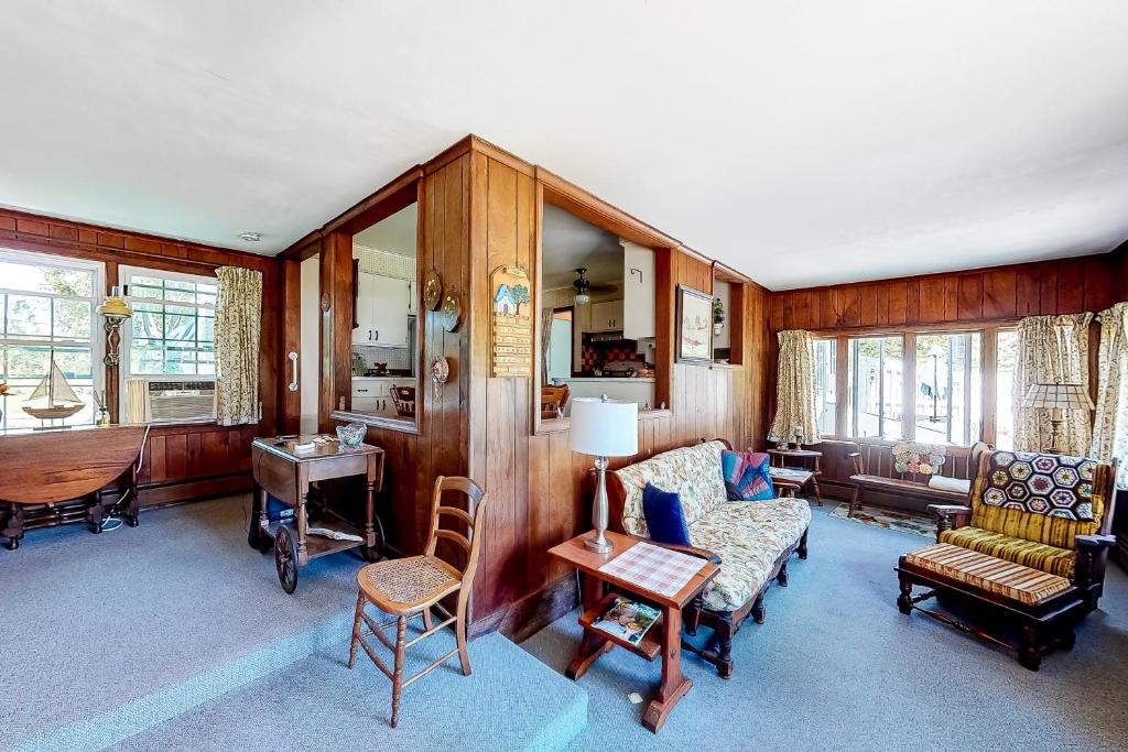 Classic Southold Country Charmer - image 4