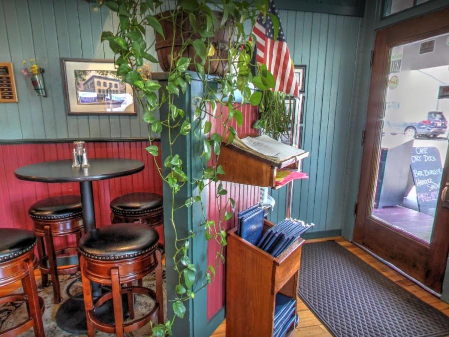 Drydock Cafe & Inn - image 5