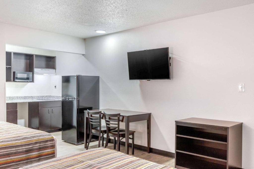 Suburban Extended Stay Hotel - image 2