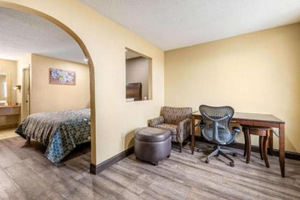 Econo Lodge Inn & Suites - image 12