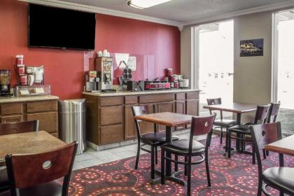 Spencer Inn & Suites - image 11