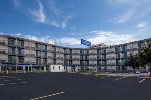 Baymont by Wyndham Spokane - main image