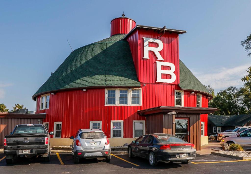 Round Barn Lodge - image 2