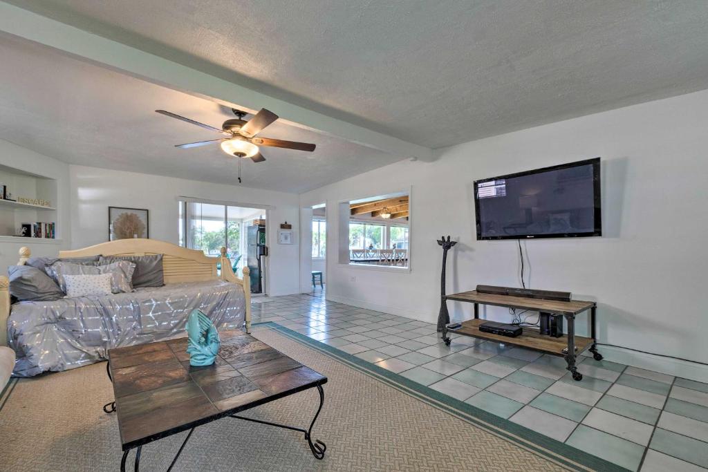 The Manatini Waterfront Weeki Wachee Home! - image 2