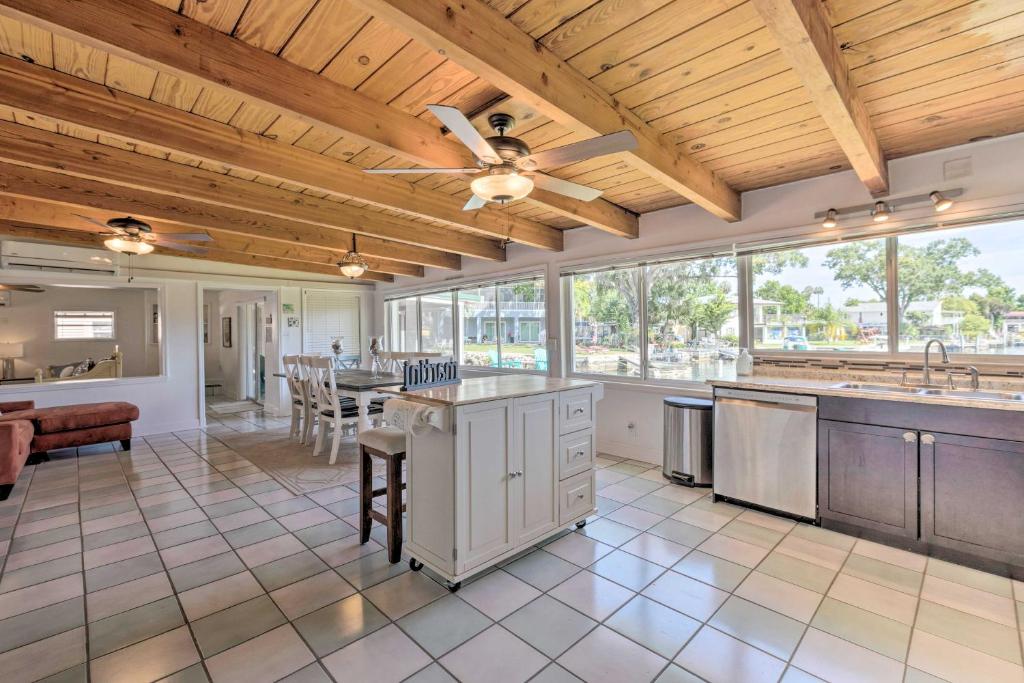 The Manatini Waterfront Weeki Wachee Home! - image 3