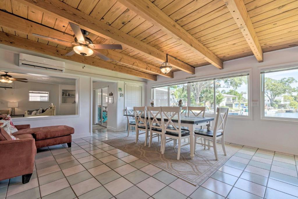 The Manatini Waterfront Weeki Wachee Home! - image 5