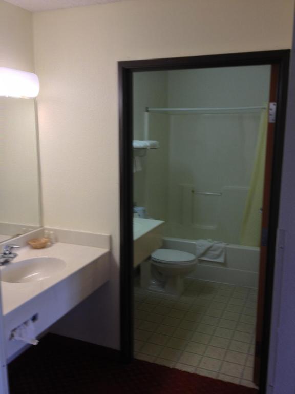 Americas Best Value Inn & Suites-Spring Valley - image 3