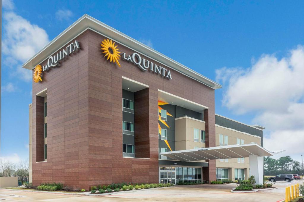 La Quinta Inn and Suites by Wyndham Houston Spring South - main image