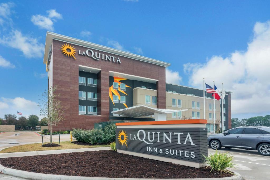 La Quinta Inn and Suites by Wyndham Houston Spring South - image 2