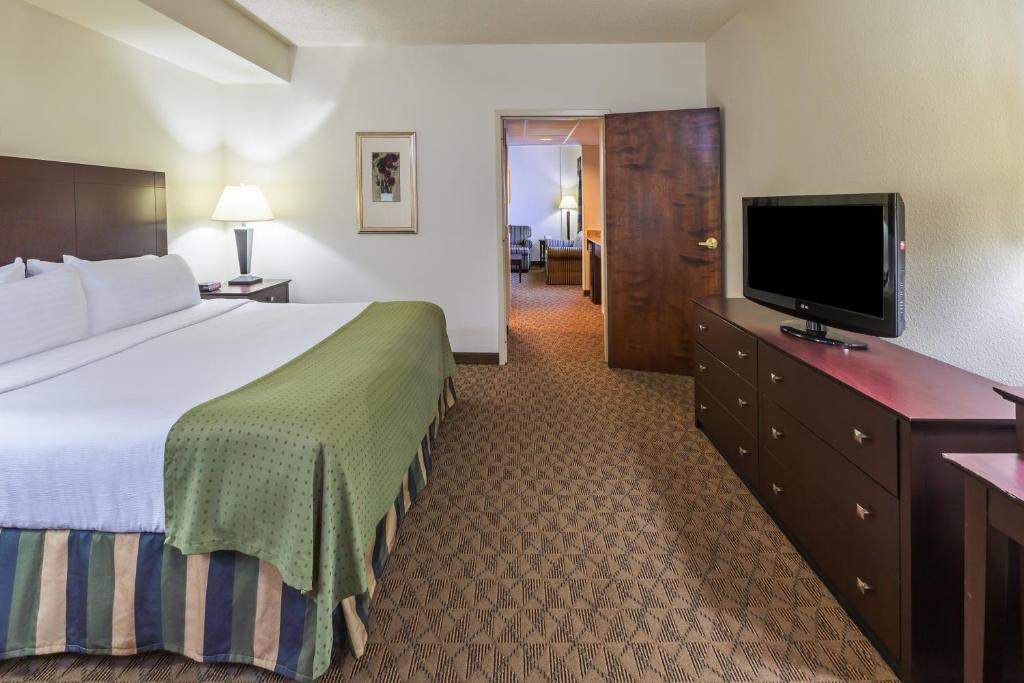 Holiday Inn Springdale-Fayetteville Area an IHG Hotel - image 7