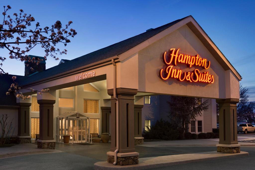 Hampton Inn and Suites Springdale - main image