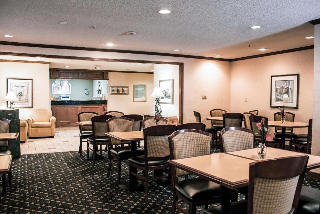 La Quinta Inn by Wyndham Cincinnati North - image 2