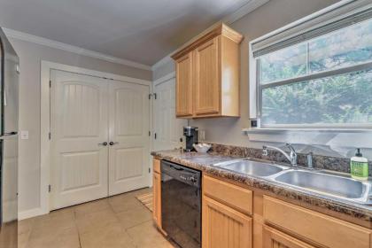 Charming Springdale Townhome about 5 Mi to Dtwn! - image 9