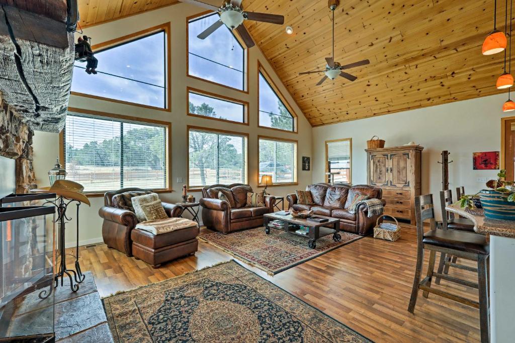 Show Low Area Cabin with Game Room and Hot Tub! - image 5