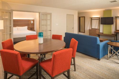 Holiday Inn Express & Suites Springfield an IHG Hotel - image 2