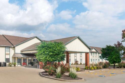 Ramada by Wyndham Springfield North - main image