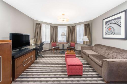 Ramada by Wyndham Springfield North - image 5