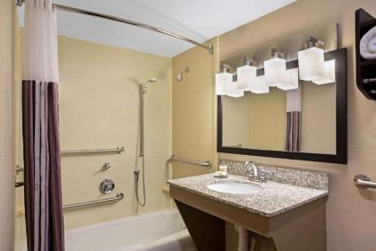 La Quinta by Wyndham Springfield - image 12