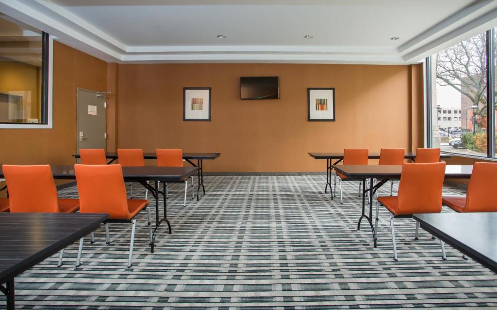 Holiday Inn Express - Springfield Downtown an IHG Hotel - image 3