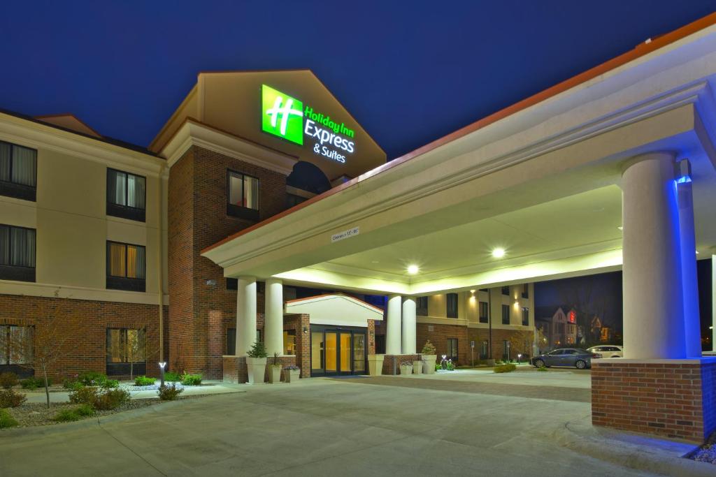 Holiday Inn Express & Suites Springfield an IHG Hotel - main image