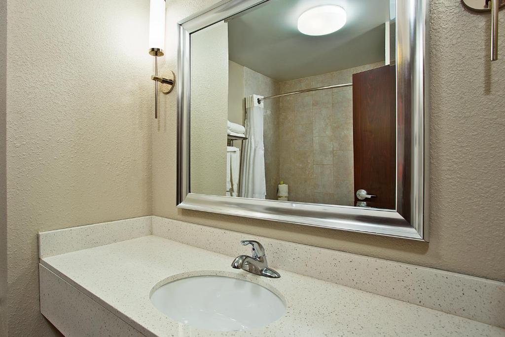 Holiday Inn Express & Suites Springfield an IHG Hotel - image 7