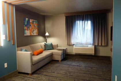 La Quinta Inn & Suites by Wyndham Springfield - image 4