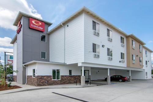 Econo Lodge Inn & Suites - image 2