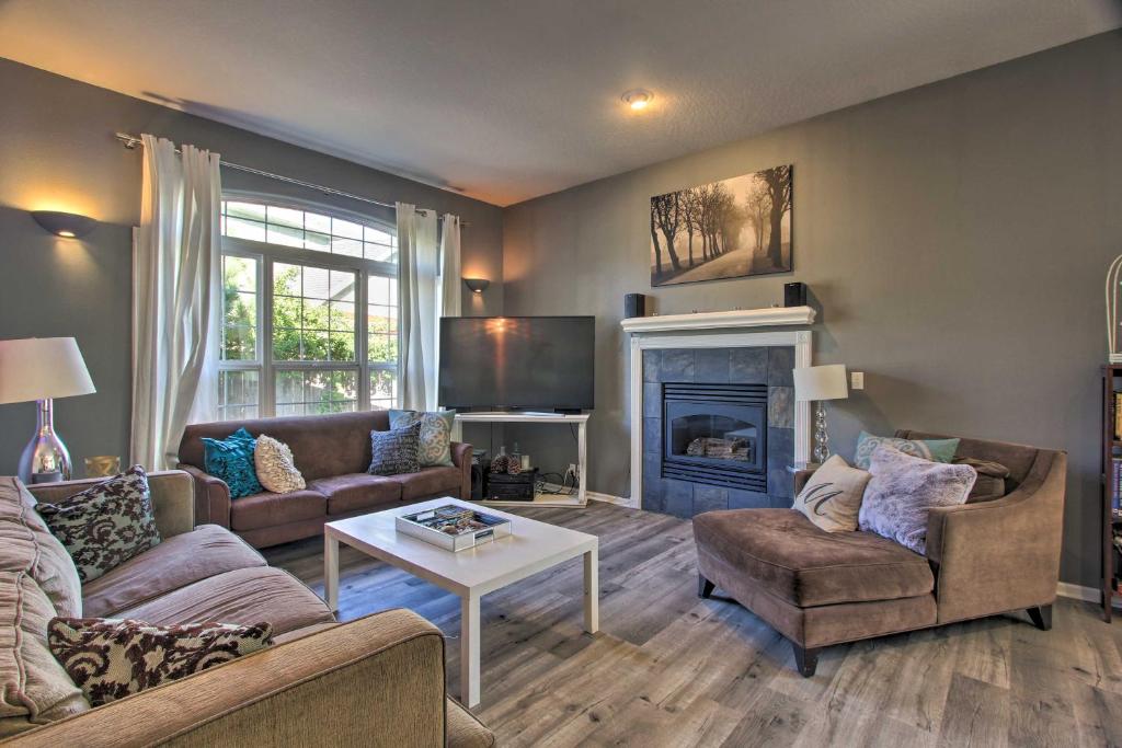 Pet-Friendly Home with Grill 2 Mi to Autzen Stadium! - main image