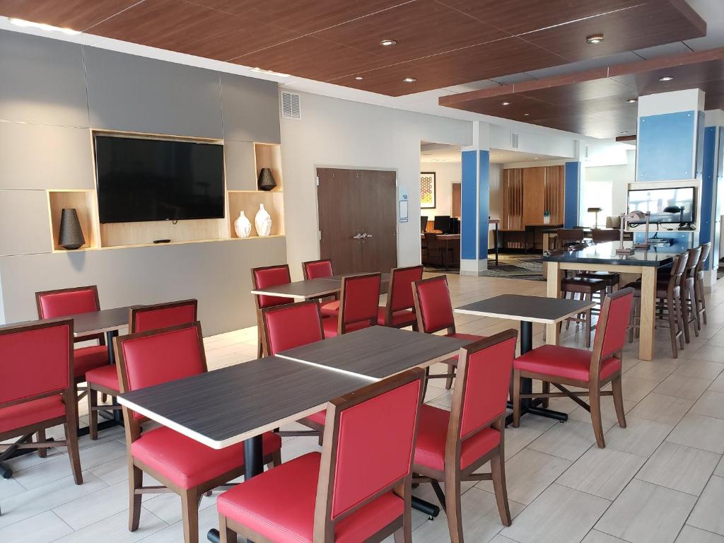 Holiday Inn Express & Suites Nashville North - Springfield an IHG Hotel - image 7