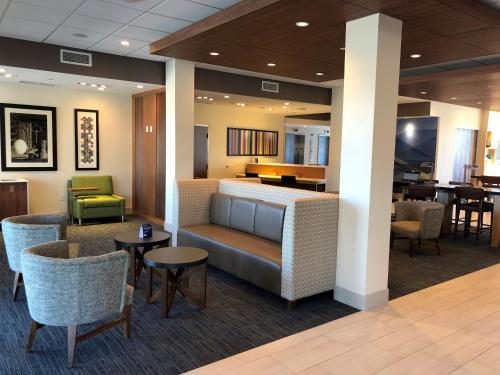 Holiday Inn Express & Suites - Springfield North an IHG Hotel - image 5