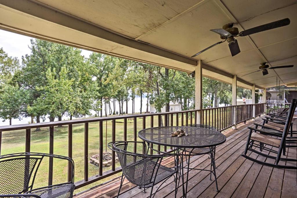 Waterfront Family Retreat with Deck on Kentucky Lake! - main image