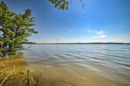 Waterfront Family Retreat with Deck on Kentucky Lake! - image 10