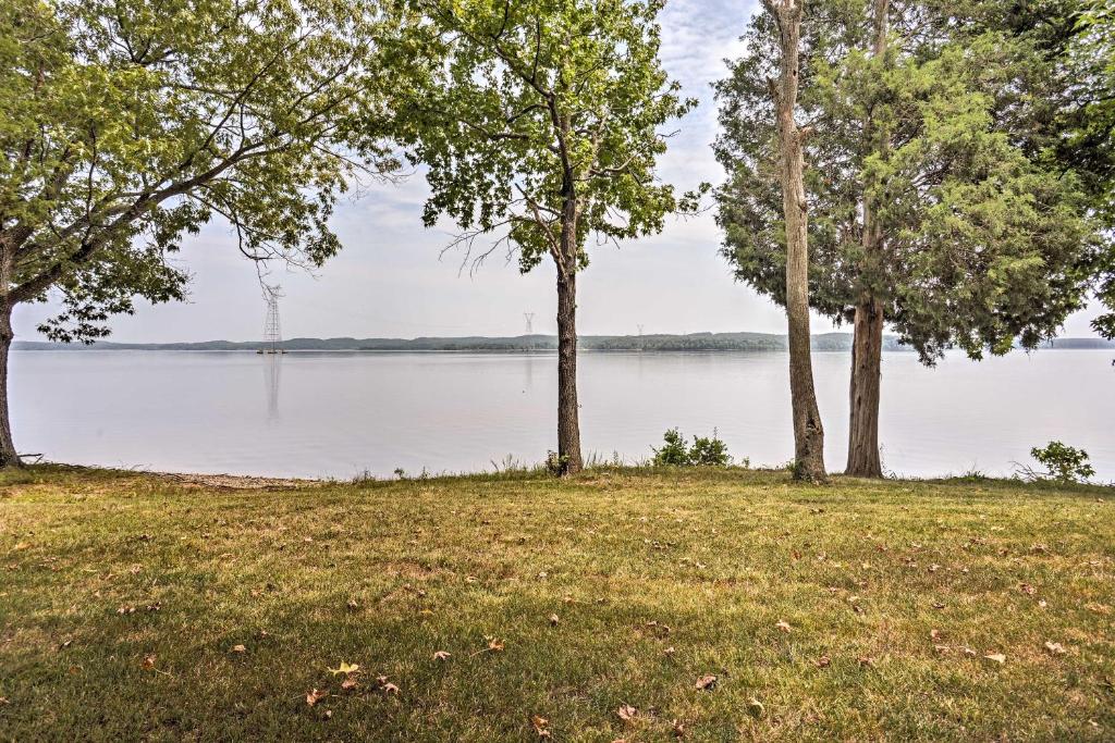 Waterfront Family Retreat with Deck on Kentucky Lake! - image 2