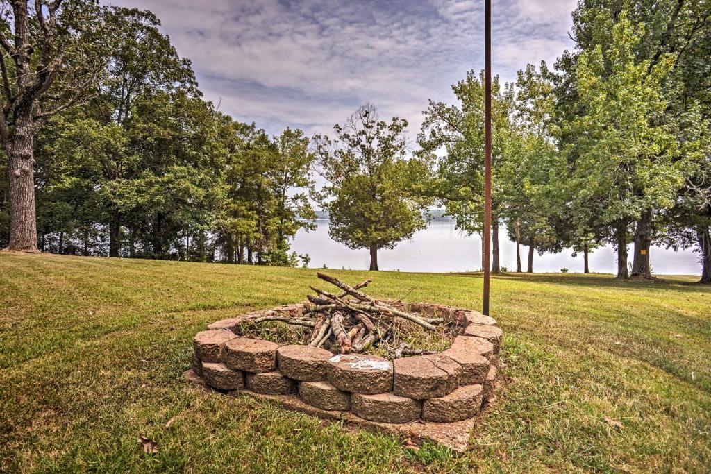 Waterfront Family Retreat with Deck on Kentucky Lake! - image 3