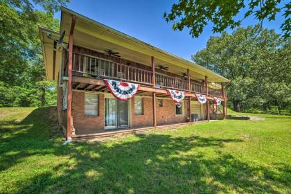 Waterfront Family Retreat with Deck on Kentucky Lake! - image 5