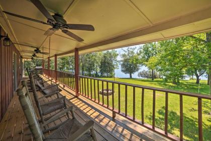 Waterfront Family Retreat with Deck on Kentucky Lake! - image 8