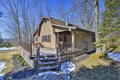 Peaceful Woodsy Cabin by Hiking Lakes and Vineyards