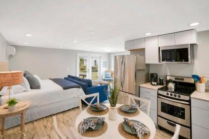 Coral Cottage Stylish Studio Suite on Canal Walkable to Beach Private Parking - image 8