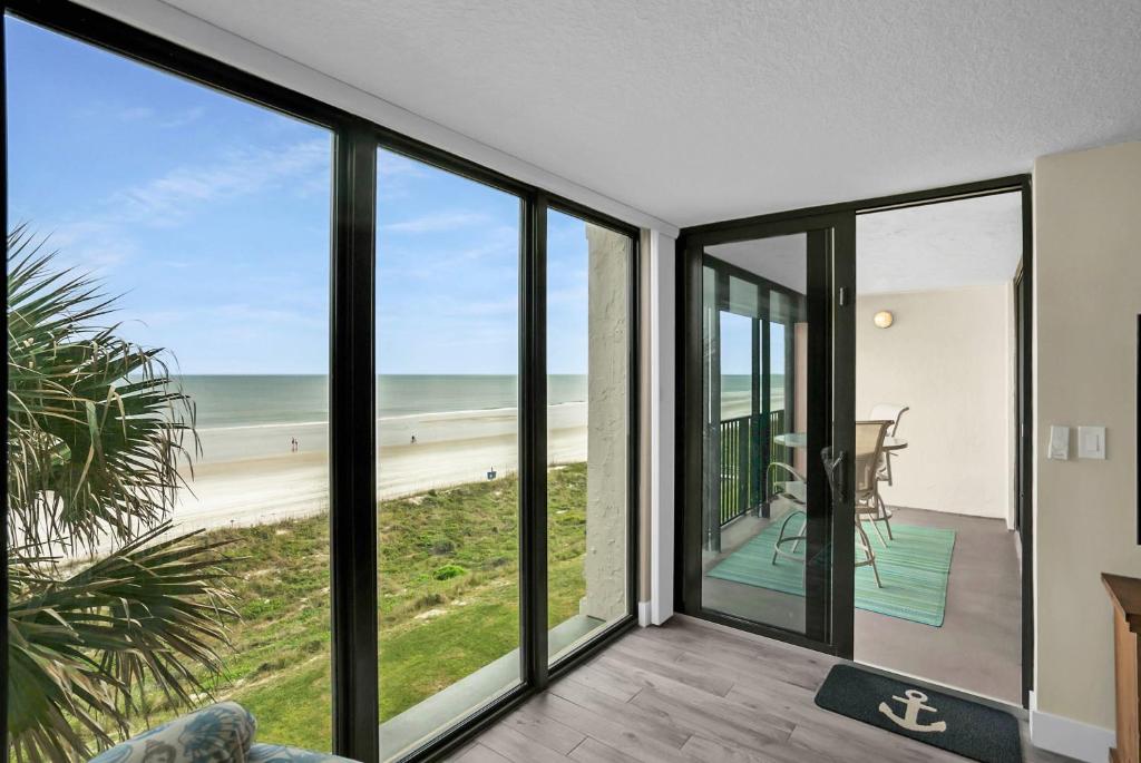 Upscale Oceanfront Condo with Panoramic Views Newly Renovated! - image 2