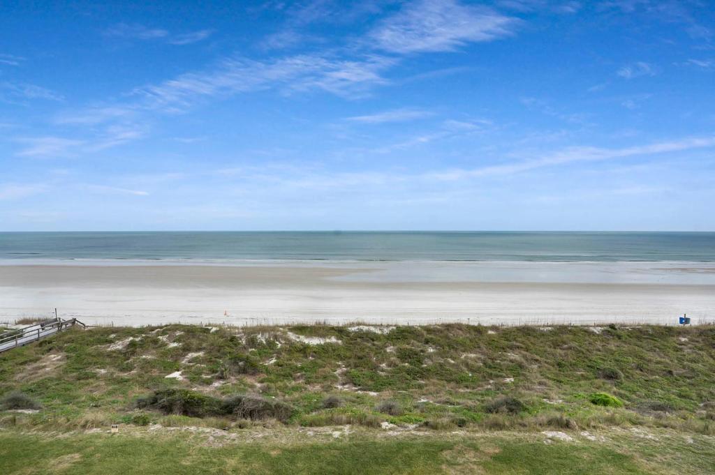 Upscale Oceanfront Condo with Panoramic Views Newly Renovated! - image 4