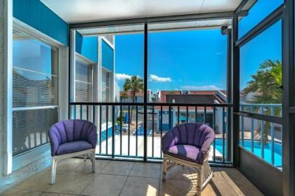 Madeira Beach Yacht Club 337G 2 Bedroom Sleeps 6 Pool View Heated Pool