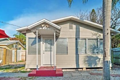 Quiet Cottage Less than half mile to Gulf Coast and Boardwalk St Pete Beach