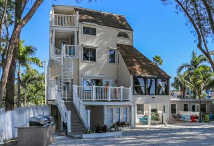 Sunset Beach House 3BR Unique beach front with huge back yard