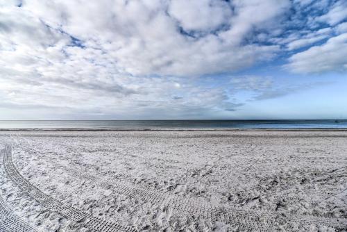 Condo with Pool Access Walk to Madeira Beach! - image 4