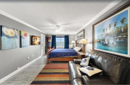 #306 Beach Place Condos - image 9