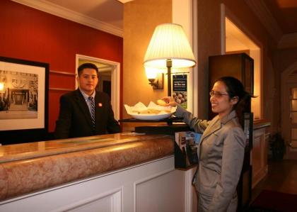 Hampton Inn & Suites Stamford - image 3