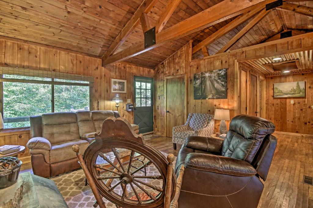 Secluded Stanardsville Cabin with 10 Acres and Hot Tub - image 2