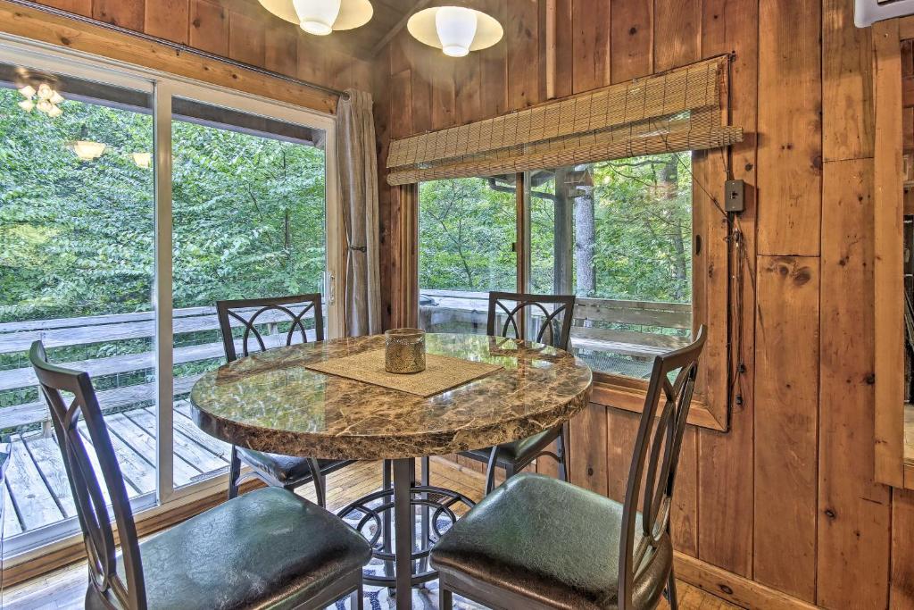 Secluded Stanardsville Cabin with 10 Acres and Hot Tub - image 3