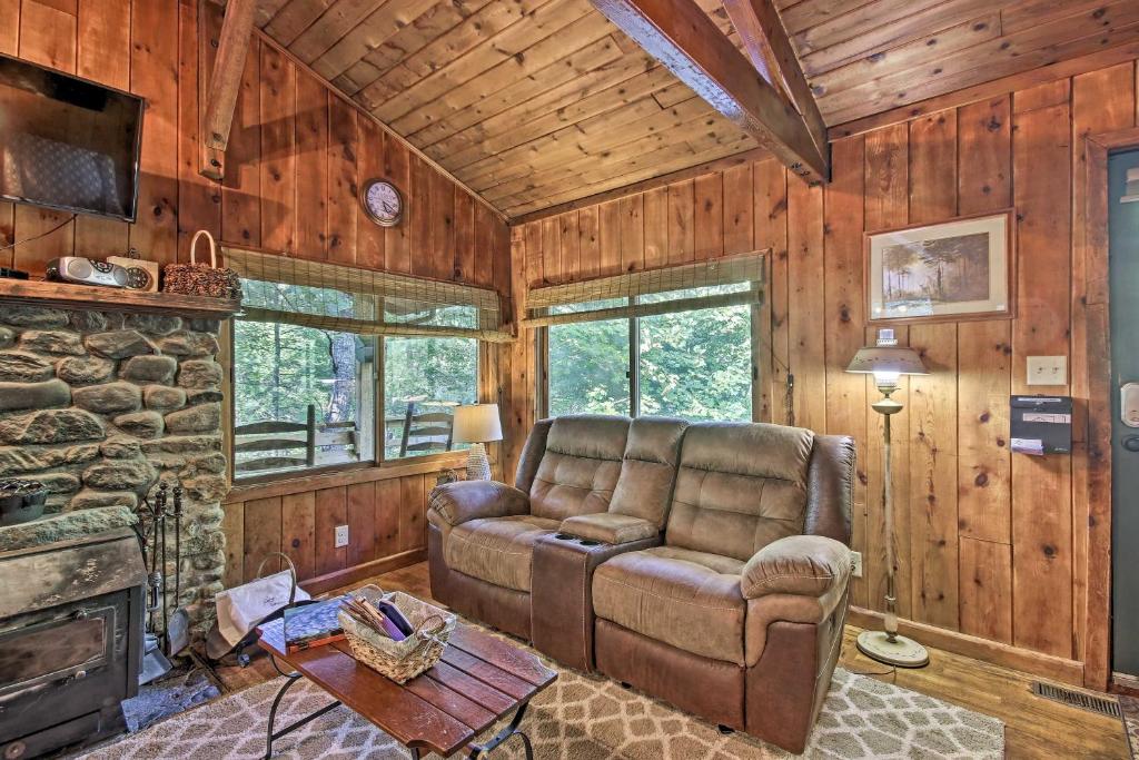 Secluded Stanardsville Cabin with 10 Acres and Hot Tub - image 4