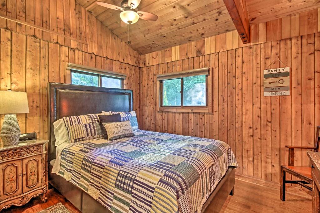 Secluded Stanardsville Cabin with 10 Acres and Hot Tub - image 7